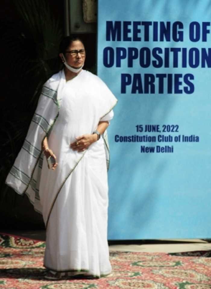 ममता की ओर से बुलाई गई विपक्षी पार्टियों की बैठक शुरू ममता की ओर से बुलाई गई विपक्षी पार्टियों की बैठक शुरू